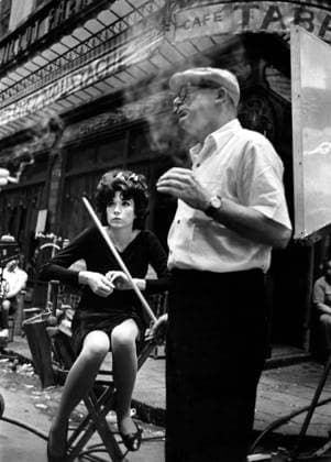 Film Irma La Douce Director Billy Wilder and actress Shirley MacLaine at the set of the film Hollywood, CA USA  Copyright: xLeoxFuchsx 0056 Shirley MacLaine Billy Wilder (Irma La Douce) CHAIR SMOKING POINTER UP