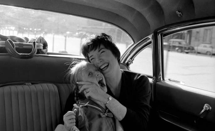 Film Irma La Douce Actress Shirley MacLaine goofin around with her daughter Sachi Parker, while at Paris. Paris France  Copyright: xLeoxFuchsx 0502 Shirley MacLaine (Irma La Douce) WITH DAUGHTER LAUGHING