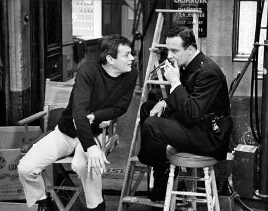 Film Irma La Douce Actor tony Curtis visits actor Jack Lemmon at the set of the film Hollywood, CA USA  Copyright: xLeoxFuchsx 0661 Tony Curtis Jack Lemmon (Irma La Douce) SMOKING STOOLS SET