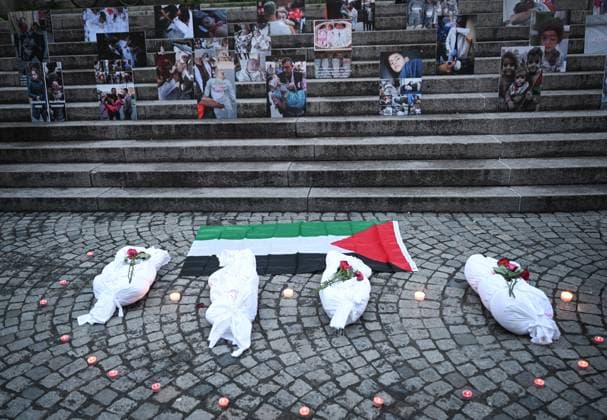 News Themen der Woche KW44 Tuebingen 02.11.2023 Eine Kundgebung, rettet Gaza, auf dem Holzmarkt in der Tuebinger Innenstadt, die Veranstalter stellen bei einer Gedenkfeier Bilder von leidenden Kindern aus dem Gazastreifen auf den Treppen der Stiftskirche auf. *** Tuebingen 02 11 2023 A rally, save Gaza, at the Holzmarkt in downtown Tuebingen, organizers put up pictures of suffering children from Gaza on the steps of the Stiftskirche during a memorial service Ulmer