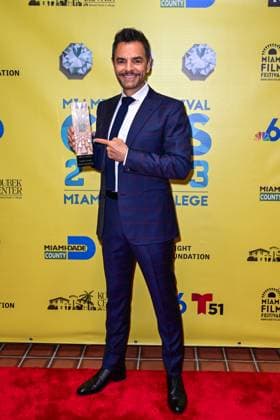 Mexican actor Eugenio Derbez poses with his GEMS Impact award, during the opening of the tenth edition of the GEMS film festival, one of the two annual events of the Miami Film Festival (MFF), today at the Koubek Center in Miami, Florida, United States, 02 November 2023. The GEMS film festival in Miami opened with the feature film Radical , starring the Mexican Eugenio Derbez, who received the GEMS Impact award at this annual event of the seventh art, which takes place this year from November 2 to 5. GEMS Festival in Miami opens with Radical and awards its protagonist Eugenio Derbez !ACHTUNG: NUR REDAKTIONELLE NUTZUNG!  Copyright: xGiorgioxVierax USA234 20231103-55012228887_1