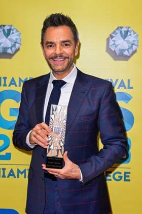 Mexican actor Eugenio Derbez poses with his GEMS Impact award, during the opening of the tenth edition of the GEMS film festival, one of the two annual events of the Miami Film Festival (MFF), today at the Koubek Center in Miami, Florida, United States, 02 November 2023. The GEMS film festival in Miami opened with the feature film Radical , starring the Mexican Eugenio Derbez, who received the GEMS Impact award at this annual event of the seventh art, which takes place this year from November 2 to 5. GEMS Festival in Miami opens with Radical and awards its protagonist Eugenio Derbez !ACHTUNG: NUR REDAKTIONELLE NUTZUNG!  Copyright: xGiorgioxVierax USA232 20231103-55012228889_1