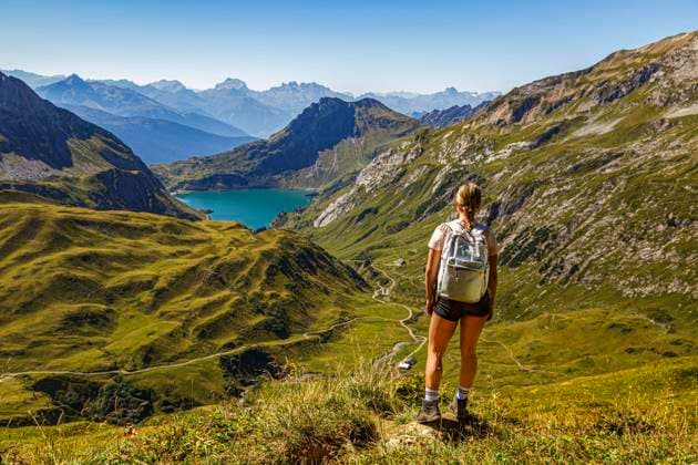  Eine junge Frau steht an einem Wanderweg auf einem Berg und schaut auf den Spullersee in Vorarlberg Lech Östereich *** a Boy Woman is to a Hiking trail at a mountain and looks at the Spullersee in Vorarlberg Lech Austria Copyright: imageBROKER/ThomasxHeitz ibxtsh09785826.jpg ,model released, Symbolfoto ,property released