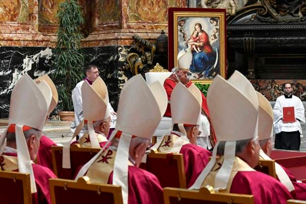 News Themen der Woche KW44 News Bilder des Tages Italy, Rome, Vatican, 2023 11 3.Pope Francis leads a mass in memory of the Supreme Pontiff Benedict XVI and the Cardinals and Bishops who died over the course of the year at St Peter s basilica in The Vatican. Photograph by VATICAN MEDIA Catholic Press Photo  Copyright: xVATICANxMEDIAx xipa-agency.netx xVaticanxMediax IPA_Agency_IPA41389451