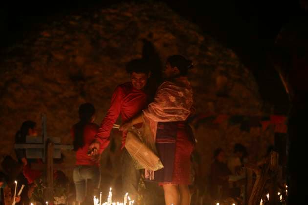 November 3, 2023, San Juan Totolcintla, Guerrero, Mexico: People from the indigenous community of San Juan Totolcintla, Guerrero, mourn their faithful departed during prayers for them in the early hours of November 3rd. San Juan Totolcintla Mexico - ZUMAs310 20231103_zip_s310_008 Copyright: xLuisxExSalgadox