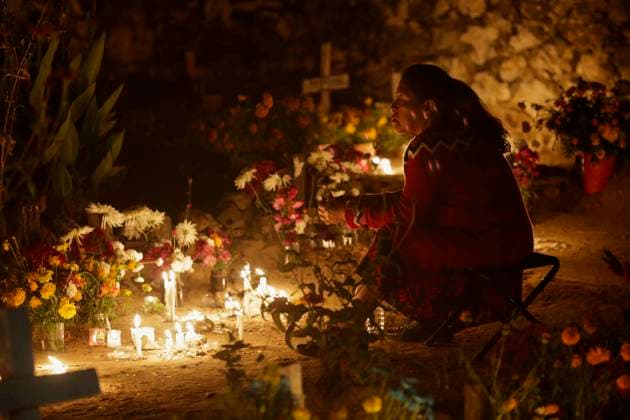 November 3, 2023, San Juan Totolcintla, Guerrero, Mexico: A Nahua woman from the indigenous community of San Juan Totolcintla, Guerrero, performs prayers to her deceased saint during the early hours as part of the community s tradition. San Juan Totolcintla Mexico - ZUMAs310 20231103_zip_s310_011 Copyright: xLuisxExSalgadox