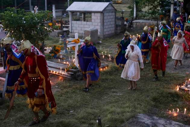 November 3, 2023, San Juan Totolcintla, Guerrero, Mexico: Members of the Macheteros dance in the cemetery of the Nahua community of San Juan Totolcintla, Guerrero, as part of the celebrations of the faithful departed. San Juan Totolcintla Mexico - ZUMAs310 20231103_zip_s310_012 Copyright: xLuisxExSalgadox