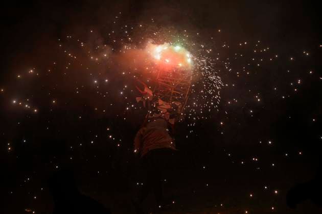 November 3, 2023, San Juan Totolcintla, Guerrero, Mexico: Nahua person dancing a firework torito in the cemetery of the Nahua community of San Juan Totolcintla, Guerrero, as part of the celebrations of the faithful departed. San Juan Totolcintla Mexico - ZUMAs310 20231103_zip_s310_016 Copyright: xLuisxExSalgadox