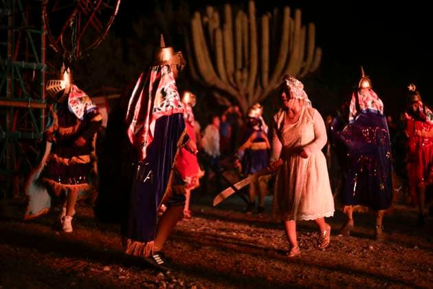 November 3, 2023, San Juan Totolcintla, Guerrero, Mexico: Members of the Macheteros dance in the cemetery of the Nahua community of San Juan Totolcintla, Guerrero, as part of the celebrations of the faithful departed. San Juan Totolcintla Mexico - ZUMAs310 20231103_zip_s310_017 Copyright: xLuisxExSalgadox