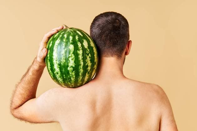 Back view of young man holding fresh watermelon on shoulder Back view of young man holding fresh watermelon on shoulder over light background ,model released, Symbolfoto Copyright: xZoonar.com ViktorxGladkovx 20632662 ,model released, Symbolfoto ,property released