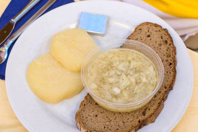 Sauermilchkaese mit Zwiebelmarinade Sauermilchkaese mit Zwiebelmarinade und Roggenbrot - Handkäse mit Musik Copyright: xZoonar.com BirgitxReitz-Hofmannx 11570611