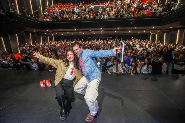 Bilder des Jahres 2023, Entertainment 11 November Entertainment Themen der Woche KW44 Entertainment Bilder des Tages November 3, 2023: Malaga, Spain: ANTONIO BANDERAS along with artist ALESSANDRA GARCIA, participate in a meeting with young people at the Soho Theatre in Malaga and promote the theater. Malaga Spain - ZUMAc161 20231103_zap_c161_069 Copyright: xLorenzoxCarnerox