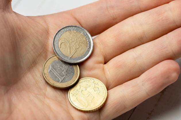 2 November 2023: Euro Bargeld Münzen in der Hand von einem Mann *** Euro cash coins in the hand of a man