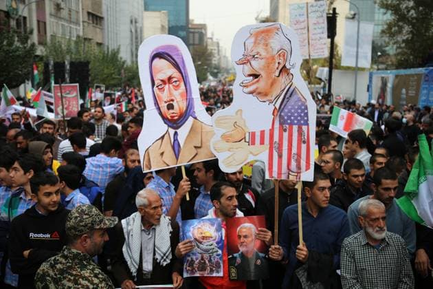 News Themen der Woche KW44 News Bilder des Tages November 4, 2023, Tehran, Iran: Iranian Demonstrators hold a caricature of U.S. President Joe Biden as an anti-U.S. sign during an annual demonstration in front of the former U.S. Embassy to mark the anniversary of the seizure of the U.S. Embassy, also known as Student s Day or National Day against global arrogance. Iranian students occupied the embassy on 04 November 1979 after the USA granted permission to the late Iranian Shah to be hospitalized in the United States. Over 50 US diplomats and guards were held hostage by students for 444 days. Tehran Iran - ZUMAf146 20231104_zip_f146_029 Copyright: xRouzbehxFouladix