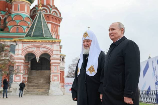 RUSSIA, MOSCOW - NOVEMBER 4, 2023: Russia s President Vladimir Putin (R) and Patriarch Kiril of Moscow and All Russia take part in a flower laying ceremony at the monument to Kuzma Minin and Prince Dmitry Pozharsky in Red Square on Russia s National Unity Day. Gavriil Grigorov Russian Presidential Press and Information Office TASS  64377354