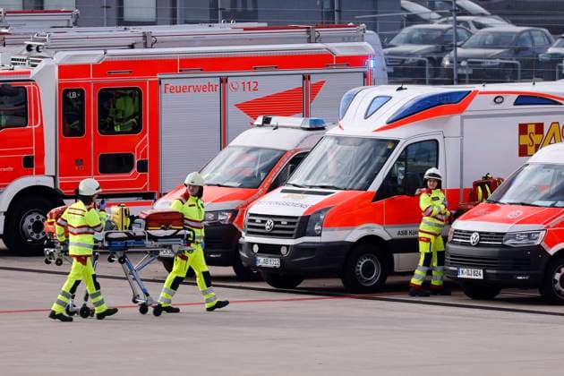 Feuerwehr und Notarzt, Symbolfotos Einsatzkräfte der gemeinsamen ICAO-Notfallübung des Köln Bonn Airport gemeinsam mit der Bundeswehrfeuerwehr, der Feuerwehr der Stadt Köln sowie der Landes- und Bundespolizei am Köln Bonn Airport. Im Rahmen der Übung wird die Kollision zweier Flugzeuge simuliert. Einsatzkräfte retten Verletzte aus den Fliegern. (Themenbild, Symbolbild) Köln, 04.11.2023 NRW Deutschland *** Emergency services at the joint ICAO emergency exercise at Cologne Bonn Airport together with the German Armed Forces Fire Service, the City of Cologne Fire Service and the state and federal police at Cologne Bonn Airport The exercise simulates the collision of two aircraft Emergency services rescue injured people from the aircraft Themed image, symbolic image Colo Copyright: xChristophxHardtx