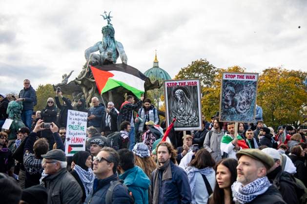News Themen der Woche KW44 Menschen nehmen einer Demostration in Solidaritaet mit Palaestina in Berlin am 4. November 2023. Grossdemonstration in Solidaritaet mit Palestina in Berlin *** People take part in a demonstration in solidarity with Palestine in Berlin on November 4, 2023 Large demonstration in solidarity with Palestine in Berlin