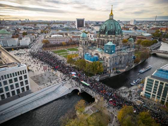 Bilder des Jahres 2023, News 11 November News Themen der Woche KW44 News Bilder des Tages Mehrere Tausende Menschen nehmen einer Demonstration in Solidaritaet mit Palaestina in Berlin am 4. November 2023 teil. Demonstration in Solidaritaet mit Palestina in Berlin *** Several thousand people take part in a demonstration in solidarity with Palestine in Berlin on November 4, 2023 Demonstration in solidarity with Palestine in Berlin