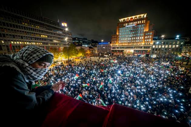 Bilder des Jahres 2023, News 11 November News Themen der Woche KW44 News Bilder des Tages Norwegen, Pro-Pal?stinensische Kundgebung, pal?stinensische Flagge am Geb?ude der Arbeiterpartei Demonstrasjon for Gaza og for et fritt Palestina Oslo 20231104. Et palestinsk flagg vises pa Arbeiderpartiets hus pa Youngstorget, da mange tusen motte opp for a demonstrere for Gaza og for et fritt Palestina. Det er det storste oppbudet sa langt etter krigsutbruddet. Foto: Heiko Junge NTB Oslo Norge mYTT_Z4XdTI EDITORIAL USE ONLY Ref:_BNC_POLmYTT_Z4XdTI.jpg  Copyright: xHeikoxJungex xNTBx