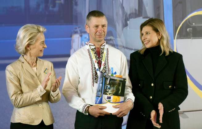 News Themen der Woche KW44 KYIV, UKRAINE - NOVEMBER 4, 2023 - European Commission President Ursula von der Leyen (L) and First Lady of Ukraine Olena Zelenska attend the ceremony to hand over school buses from the EU to Ukraine, Kyiv, capital of Ukraine. More than 370 school buses have been delivered to Ukrainian communities in the Kyiv, Sumy, Mykolaiv, Dnipropetrovsk, Lviv and Chernihiv regions under the School Buses for Ukraine, the EU solidarity campaign. EU delivers school buses for Ukraine  Copyright: xKaniukaxRuslanx