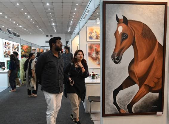 Entertainment Themen der Woche KW44 Entertainment Bilder des Tages NEW DELHI, INDIA - NOVEMBER 4: People visit and look exhibtion during the Indian Art Festival (Indias contemporary Art Fair) at Constitution Club of India, Rafi Marg on November 4, 2023 in New Delhi, India. The years most awaited contemporary art fair, India Art Festival (IAF), is back after almost a two-year-long hiatus due to the pandemic. Marking the sixth edition of the annual festival, this year will see a collection of captivating art pieces and sculptures by modern, contemporary, and traditional Indian artists, connecting galleries, dealers, and buyers, with artists, interior designers, architects, and art connoisseurs. (Photo by Sonu Mehta Hindustan Times) Indian Art Festival In Delhi