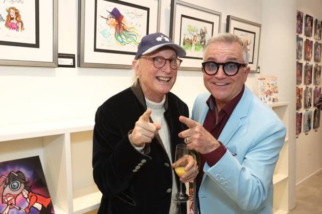Bilder des Jahres 2023, Entertainment 11 November Entertainment Themen der Woche KW44 Entertainment Bilder des Tages Otto Waalkes fachsimpelt mit Jörg Knör, Jörg Knör stellt jetzt in Hamburg seine originellen Knörikaturen vor. Der Entertainer, Parodist und Karikaturist zeigt seine Zeichnungen, die prominente Persönlichkeiten auf humorvolle und überzeichnete Art darstellen, unter dem Motto Hamburg...meine Perlen in der Walentowski-Galerie in der Europa Passage Hamburg, Vernissage am 4.11.2023 *** Otto Waalkes talks shop with Jörg Knör, Jörg Knör is now presenting his original cartoons in Hamburg The entertainer, parodist and caricaturist is showing his drawings, which depict prominent personalities in a humorous and exaggerated way, under the motto Hamburg meine Perlen (Hamburg my pearls) at the Walentowski Gallery in the Europa Passage Hamburg, vernissa