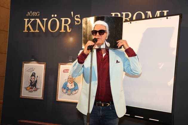 Jörg Knör parodiert Karl Lagerfeld, Jörg Knör stellt jetzt in Hamburg seine originellen Knörikaturen vor. Der Entertainer, Parodist und Karikaturist zeigt seine Zeichnungen, die prominente Persönlichkeiten auf humorvolle und überzeichnete Art darstellen, unter dem Motto Hamburg...meine Perlen in der Walentowski-Galerie in der Europa Passage Hamburg, Vernissage am 4.11.2023 *** Jörg Knör parodies Karl Lagerfeld, Jörg Knör now presents his original cartoons in Hamburg The entertainer, parodist and caricaturist shows his drawings, which depict prominent personalities in a humorous and exaggerated way, under the motto Hamburg meine Perlen at the Walentowski Galerie in the Europa Passage Hamburg, vernissage on 4 11 2023