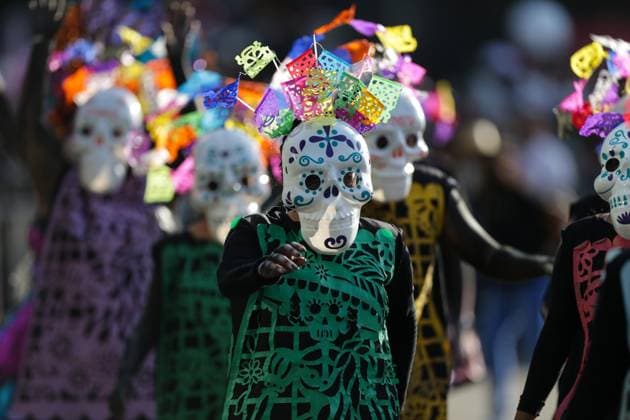 Mexiko, traditionelle Parade zum Tag der Toten (231105) -- MEXICO CITY, Nov. 5, 2023 -- People take part in the Day of the Dead Parade in downtown Mexico City, capital of Mexico, on Nov. 4, 2023. (Photo by Xinhua) MEXICO-MEXICO CITY-DAY OF THE DEAD PARADE FranciscoxCanedo 