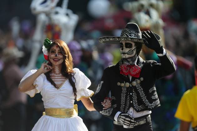 Mexiko, traditionelle Parade zum Tag der Toten (231105) -- MEXICO CITY, Nov. 5, 2023 -- People take part in the Day of the Dead Parade in downtown Mexico City, capital of Mexico, on Nov. 4, 2023. (Photo by Xinhua) MEXICO-MEXICO CITY-DAY OF THE DEAD PARADE FranciscoxCanedo 
