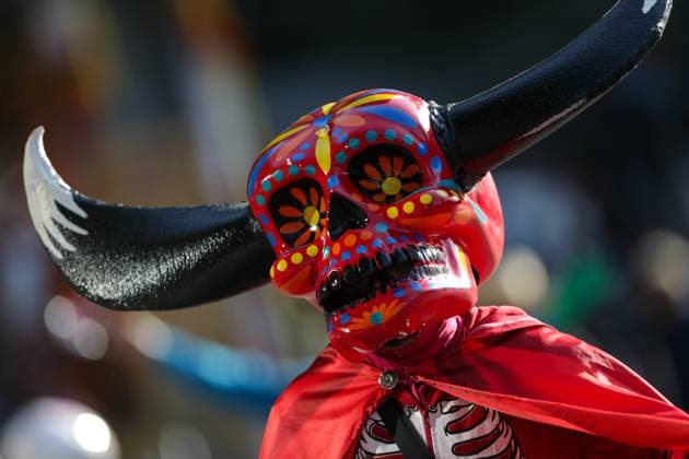 Mexiko, traditionelle Parade zum Tag der Toten (231105) -- MEXICO CITY, Nov. 5, 2023 -- A performer takes part in the Day of the Dead Parade in downtown Mexico City, capital of Mexico, on Nov. 4, 2023. (Photo by Xinhua) MEXICO-MEXICO CITY-DAY OF THE DEAD PARADE FranciscoxCanedo 