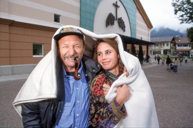 Franz Xaver Kroetz, Marie Theres Relin, am Rande der Oberammergauer Passionsspiele 2000, August 2000 Deutschland, Oberammergau, 5. August 2000, Franz Xaver Kroetz, Marie Theres Relin, mit Decke, weil beide als Besucher der Oberammergauer Passionsspiele 2000 gefroren hatten, Doppelporträt in der Pause vor dem Passionstheater, Franz Xaver Kroetz (geb. 1946), Regisseur, Schriftsteller, Schauspieler, und Ehepartnerin Marie Theres Relin, geb. 1966 (mit Kroetz verheiratet von 1992 2006), Schauspielerin, Autorin, Tochter von Maria Schell, Paar, lachen, Bayern, Geschichte, historisch, *** Franz Xaver Kroetz, Marie Theres Relin, on the sidelines of the Oberammergau Passion Play 2000, August 2000 Germany, Oberammergau, August 5, 2000, Franz Xaver