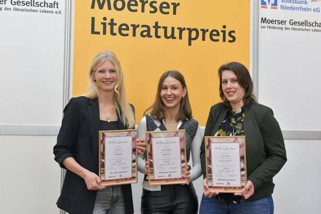 <p>Am 05.11.2023 wurde in Moers der Literaturpreis verliehen. Preisträger sind : vlnr 1. Preis: Inga Hanka; 2.Preis: Helena Ritgens; 3. Preis Katrin Kluwe; Deutschland Nordrhein Westfalen Moers Copyright: RüdigerxBechhaus