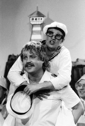 Klaus & Klaus (Schlagerduo) 11 85 scha Klaus Baumgart (li.) und Klaus Büchner während eines Auftritts im November 1985 Deutschland deutsch deutsche deutscher Mann Männer Gesang Sänger Schlager Partyschlager Partymusik Musik Blödelmusik Blödelduo Auftritt german singers hoch halb stehend singend im Huckepack tragend auf dem Rücken Kulisse Bühne Deko Dekoration sw *** Klaus Klaus Schlagerduo 11 85 scha Klaus Baumgart li and Klaus Büchner during a performance in November 1985 Germany german german man men singing singer Schlager Partyschlager party music music Blödelmusik Blödelduo performance german singers high half standing singing piggyback carrying on the back scenery stage decoration decoration sw
