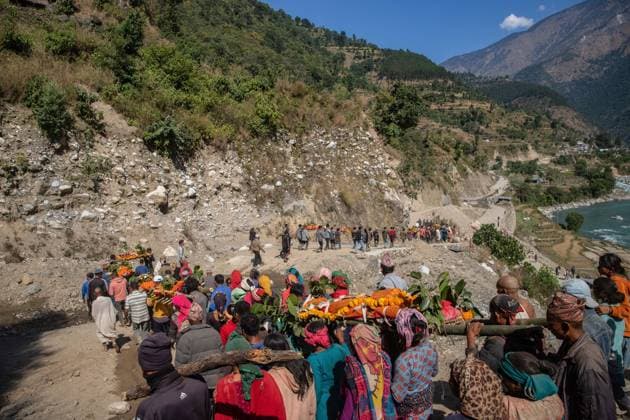 Bilder des Jahres 2023, News 11 November News Themen der Woche KW44 News Bilder des Tages 6.4 magnitude earthquake in Jajarkot Nepal - 05 Nov 2023 (EDITOR S NOTE: Image depicts death) Family members and villagers carry dead bodies of earthquake victims as they walk to cremate in Jajarkot district, northwestern Nepal. As many as 157 people were killed after a 6.4 magnitude earthquake jolted west Nepal late on Friday night According to the National Earthquake Monitoring and Research Center, the earthquake with an epicenter in Jajarkot district, a remote pocket of Nepal, was recorded. Jajarkot Nepal Copyright: xPrabinxRanabhatx xSOPAxImagesx Earthquake in Jajarkot district, Naalagad- Prabin Ranabhat6
