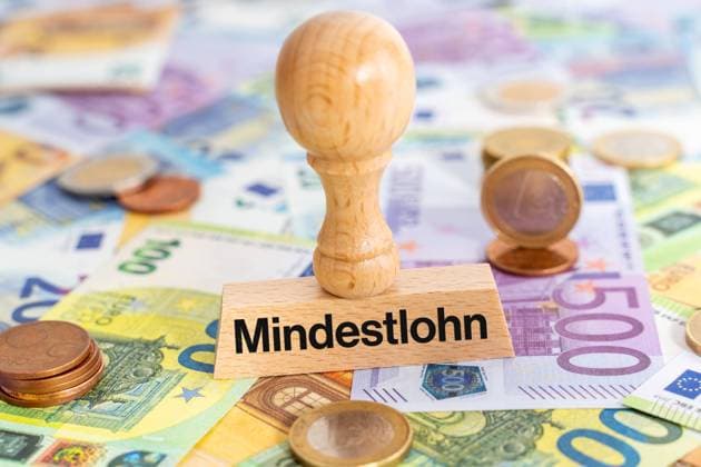 4 November 2023: Stempel auf Euro Geldscheinen mit der Aufschrift Mindestlohn FOTOMONTAGE *** Stamp on euro banknotes with the inscription minimum wage FOTOMONTAGE
