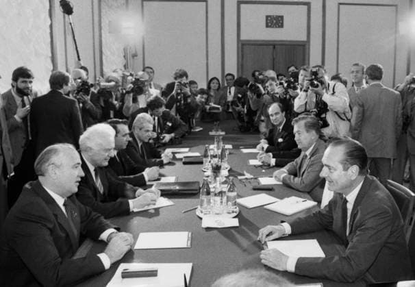 Moscow, USSR. General Secretary of the CPSU Central Committee Mikhail Gorbachev, Minister of Foreign Affairs of the USSR Eduard Shevardnadze, USSR Ambassador to France Yakov Ryabov (L-R), Prime Minister of France Jacques Chirac and Minister of Foreign Affairs of France Jean-Bernard Remond (R-L) hold talks in the Kremlin. Yuri Lizunov, Alexander Chumichev TASS  16853985