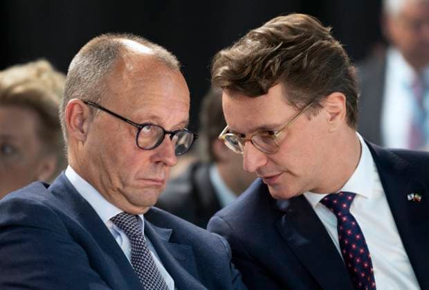Landesparteitag der CDU von Nordrhein-Westfalen am 28.10.2023 in Huerth : der Bundesvorsitzende Friedrich MERZ und der Ministerpraesident Hendrik WUEST ( Hendrik WÜST ) Party convention of CDU of North-Rhine Westphalia in Huerth on 28.10.2023 : Friedrich MERZ and Hendrik WUEST *** State party convention of the CDU of North Rhine Westphalia on 28 10 2023 in Huerth Federal Chairman Friedrich MERZ and Minister President Hendrik WUEST Hendrik WÜST Party convention of CDU of North Rhine Westphalia in Huerth on 28 10 2023 Friedrich MERZ and Hendrik WUEST