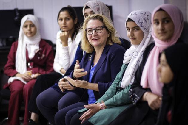 News Themen der Woche KW45 Svenja Schulze, Bundesministerin fuer wirtschaftliche Zusammenarbeit und Entwicklung, besucht das Saturn Makani Zentrum im Zaatari Fluechtlingscamp, Zaatari, 06.11.2023. Zaatari Jordan *** Svenja Schulze, Federal Minister for Economic Cooperation and Development, visits the Saturn Makani Center in Zaatari Refugee Camp, Zaatari, 06 11 2023 Zaatari Jordan Copyright: xJaninexSchmitz photothek.dex