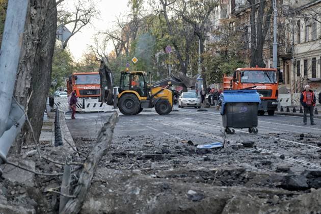 Bilder des Jahres 2023, News 11 November News Themen der Woche KW45 News Bilder des Tages Aftermath Of Russian Attack On Odesa Odesa, Ukraine - November 6, 2023 - Municipal workers deal with the consequences of the overnight Russian missile attack, Odesa, southern Ukraine. As reported, Russians struck the city of Odesa with P-800 Oniks and Iskander-M missiles. The enemy projectiles hit the central part of the city and a disused industrial building. The shock wave damaged several multi-storey residential buildings and a museum in the historical part of the city that is on the UNESCO World Heritage list. Photo by Nina Liashonok Ukrinform ABACAPRESS.COM Odesa Ukraine  Copyright: xLyashonokxNina Ukrinform ABACAx