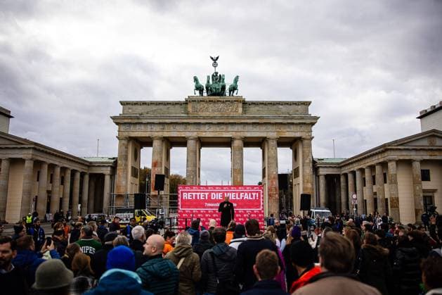Bilder des Jahres 2023, News 11 November News Themen der Woche KW45 News Bilder des Tages Demonstration zur Beibehaltung der 7% Mehrwertsteuer auf Speisen in der Gastronomie am 06. November 2023 vor dem Brandenburger Tor in Berlin. Sprecher Gastronom Kemal Üres Demo gegen Mehrwersteueranhebung *** Demonstration to maintain the 7 VAT on food in restaurants on November 6, 2023 in front of the Brandenburg Gate in Berlin Speaker restaurateur Kemal Üres demonstration against VAT increase
