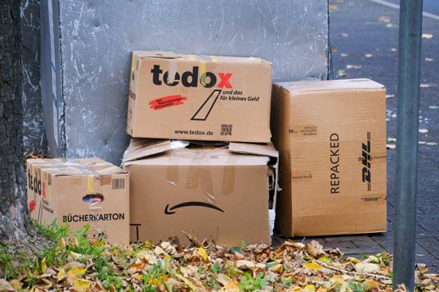 Düsseldorf 06.11.2023 Amazon Prime Retouren Retoure CO2 Online shoppen einkaufen onlineshopping Internetshopping Paketboom Paketbote Onlinehandel Paketsteuer Paketversandsteuer Paketabgabe Amazonsteuer Amazon-Steuer Versandhandel Altpapier Papiermangel DHL tedox Düsseldorf Nordrhein-Westfalen Deutschland *** Düsseldorf 06 11 2023 Amazon Prime Returns Returns CO2 Online shopping shopping online shopping Internet shopping Parcel boom Parcel carrier Online trade Parcel tax Parcel shipping tax Parcel tax Amazon tax Amazon tax Mail order Waste paper Paper shortage DHL tedox Düsseldorf North Rhine-Westphalia Germany
