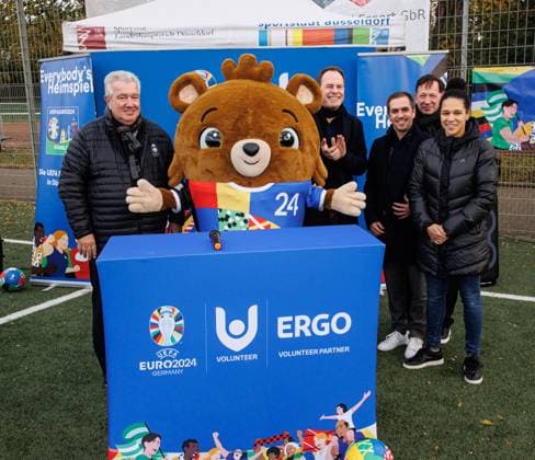 06.11.2023. Düsseldorf. Die UEFA EURO 2024 wird - getreu dem städtischen Motto Everybody s Heimspiel - zu einem Fußballfest für alle Düsseldorferinnen und Düsseldorfer. Die UEFA EURO 2024 soll auch über das Turnier hinaus nachhaltig sichtbare Spuren in der Stadt hinterlassen. Aus diesem Grund besucht Oberbürgermeister Dr. Stephan Keller (3. v. li.) zusammen mit Turnierdirektor und Fußball-Weltmeister Philipp Lahm (3. v. re.), Celia äaöic (Botschafterin und ehemalige Nationalspielerin, re.), Peter Frymuth (Vizepräsident des Deutschen Fußballbundes und Präsident des Fußballverbandes Niederrhein, li.), Maskottchen Albärt (2. v. li.) und Stadtdirektor Burkhard Hintzsche (2. v. re.) über 150 Nachwuchskickerinnen und -kicker beim SV Wersten Düs