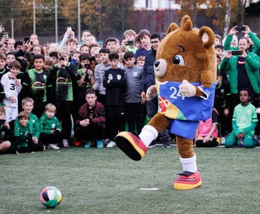 06 11 2023 Düsseldorf True to the citys motto Everybodys Heimspiel, UEFA EURO 2024 will be a soccer festival for all Düsseldorfers UEFA EURO 2024 should also leave a lasting and visible mark on the city beyond the tournament For this reason, mascot Albärt visits over 150 young footballers at SV Wersten Düsseldor