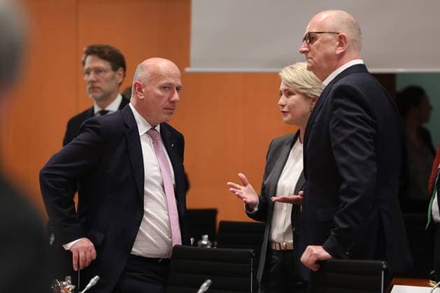 Berlin, Deutschland, 06.11.2023: Bund-Länder-Runde zum Thema Migration und anderen Themen im Bundeskanzleramt: Von links nach rechts: Kai Wegner (CDU, Regierender Bürgermeister Berlin), Manuela Schwesig (SPD, Ministerpräsidentin Mecklenburg-Vorpommern), Dietmar Woidke (SPD, Ministerpräsident Brandenburg) *** Berlin, Germany, 06 11 2023 Bund Länder Round Table on migration and other topics in the Federal Chancellery From left to right Kai Wegner CDU, Governing Mayor of Berlin , Manuela Schwesig SPD, Minister President of Mecklenburg-Western Pomerania , Dietmar Woidke SPD, Minister President of Brandenburg Copyright: xdtsxNachrichtenagenturx dts_25247