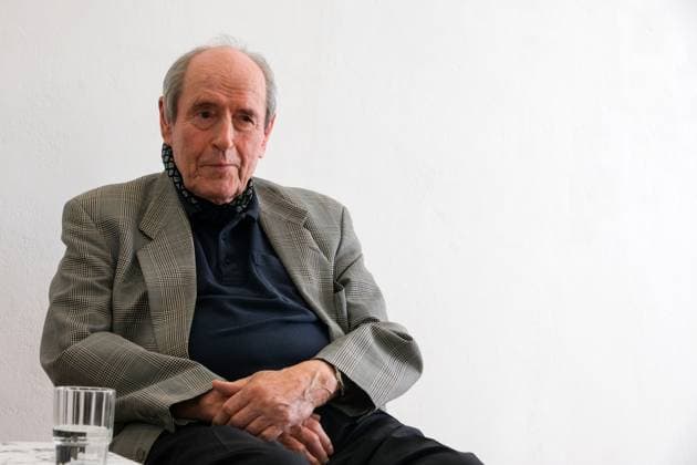 Prof. Dr. Harald Falckenberg, Kunstsammler, Unternehmer und Jurist, bei einem Gespräch über die Kunst von Ralf Ziervogel, Haus am Lützowplatz, Berlin, 22.4.2022 *** Prof Dr Harald Falckenberg, art collector, entrepreneur and lawyer, in conversation about the art of Ralf Ziervogel, Haus am Lützowplatz, Berlin, 22 4 2022