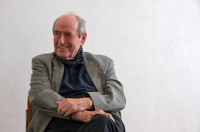Prof. Dr. Harald Falckenberg, Kunstsammler, Unternehmer und Jurist, bei einem Gespräch über die Kunst von Ralf Ziervogel, Haus am Lützowplatz, Berlin, 22.4.2022 *** Prof Dr Harald Falckenberg, art collector, entrepreneur and lawyer, in conversation about the art of Ralf Ziervogel, Haus am Lützowplatz, Berlin, 22 4 2022