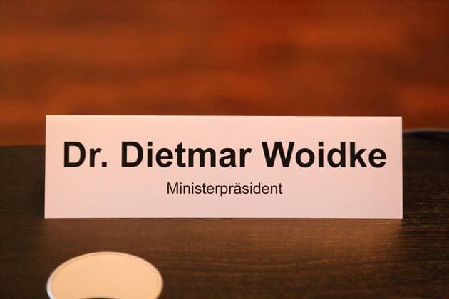 Namensschild von Ministerpräsident Dietmar Woidke (SPD) vor Beginn einer Landrätekonferenz nach Bund-Länder-Treffen zur Migrationspolitik, Staatskanzlei, Potsdam, 7. November 2023. Brandenburg Landrätekonferenz *** Name badge of Minister President Dietmar Woidke SPD before the start of a conference of state councils after a federal-state meeting on migration policy, State Chancellery, Potsdam, November 7, 2023 Brandenburg Conference of State Councils