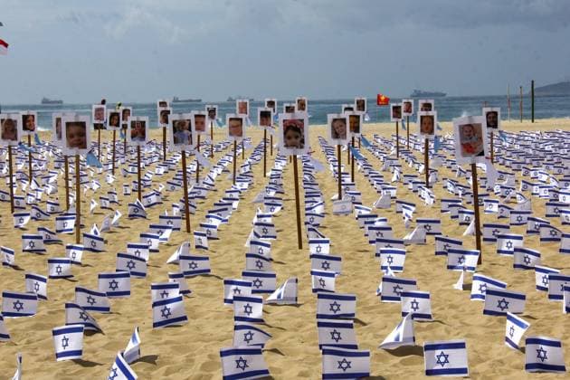 Bilder des Jahres 2023, News 11 November News Themen der Woche KW45 News Bilder des Tages RIO DE JANEIRO, RJ - 07.11.2023: ATO CONTRA MORTES DE CRIANÇAS EM ISRAEL - On the morning of this Tuesday (07), the NGO Rio de Paz held a protest on the sands of Copacabana in memory of the victims of terrorism in the war in Israel and for the release of the kidnapped children, on this date completing one month since the attack by the anti-Semitic group Hamas . The event took place in front of the Copacabana Palace Hotel and the statue of Ayrton Sena. x2458329x  AlexandrexSilva