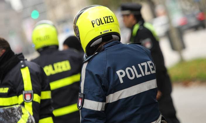 Polizisten mit Motorradhelmen stehen auf einer Straße. Symbolbild Symbolfoto. St. Georg Hamburg *** Police officers with motorcycle helmets standing on a street Symbolic photo St Georg Hamburg