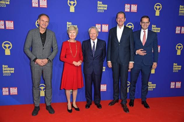 Oliver Blume Chairman of the Executive Board of Dr Ing h c F Porsche AG , Friede Springer, Wolfgang Porsche Chairman of the Supervisory Board of Porsche AG , Mathias Döpfner Chairman of the Executive Board of Axel Springer SE , Claudius Senst CEO of the BILD Group AWARDING OF THE GOLDEN STEERING WHEEL 2023 at the Axel Springer Tower in Berlin on 07 11 2023